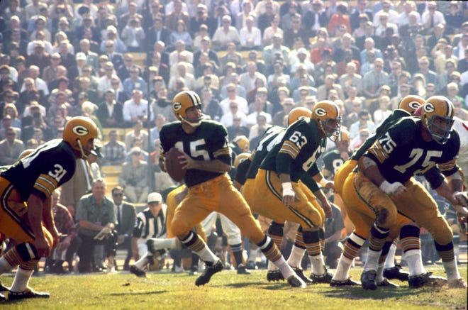 Green Bay Packers Hall of Fame quarterback Bart Starr (15) drops back to pass during Super Bowl I. The Packers won 35-10 over the Kansas City Chiefs on January 15, 1967, at the Los Angeles Memorial Coliseum in Los Angeles, Calif.