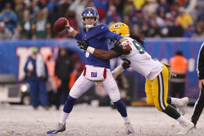 New York Giants quarterback Daniel Jones (8) looks to make a pass while Green Bay Packers outside linebacker Za'Darius Smith (55) attempts to tackle him during the second half of an NFL football game, Sunday, Dec. 1, 2019, in East Rutherford, N.J. The Green Bay Packers won 31-13. (AP Photo/Steve Luciano)