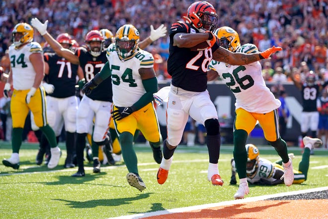 Cincinnati Bengals running back Joe Mixon (28) scores a touchdown in the fourth quarter of a Week 5 NFL football game against the Green Bay Packers, Sunday, Oct. 10, 2021, at Paul Brown Stadium in Cincinnati. The Green Bay Packers won, 25-22.