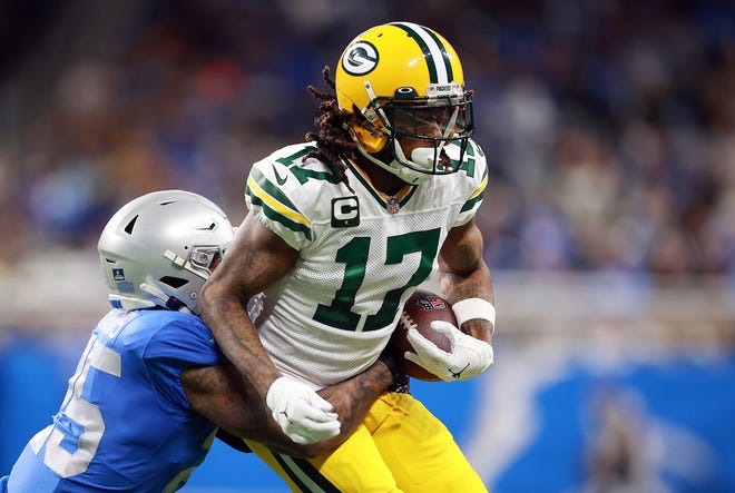 DETROIT, MICHIGAN - JANUARY 09: Davante Adams of the Green Bay Packers carries the ball after a reception during the first half against the Detroit Lions at Ford Field on January 09, 2022 in Detroit, Michigan.