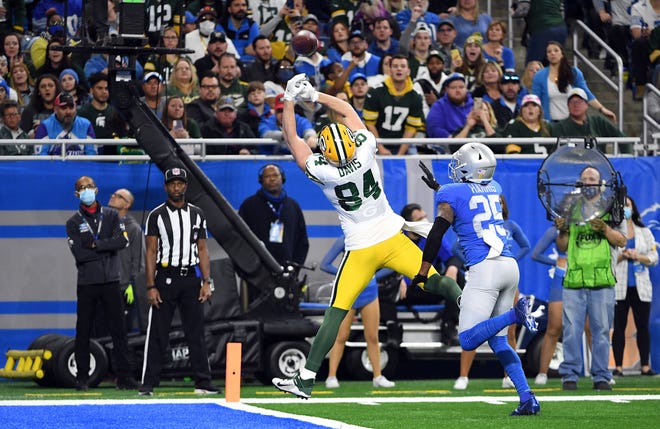 DETROIT, MICHIGAN - JANUARY 09: Tyler Davis #84 of the Green Bay Packers reaches for a pass that ends up being incomplete during the third quarter against the Detroit Lions at Ford Field on January 09, 2022 in Detroit, Michigan. (Photo by Nic Antaya/Getty Images)