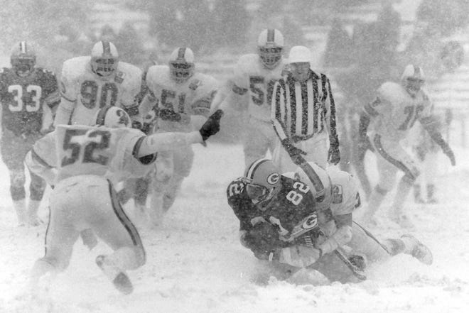 Green Bay Packers tight end Paul Coffman (82) carries the football. The Packers defeated the Tampa Bay Buccaneers 21-0 on Dec. 1, 1985, in the Snow Bowl at Lambeau Field in Green Bay, Wis.